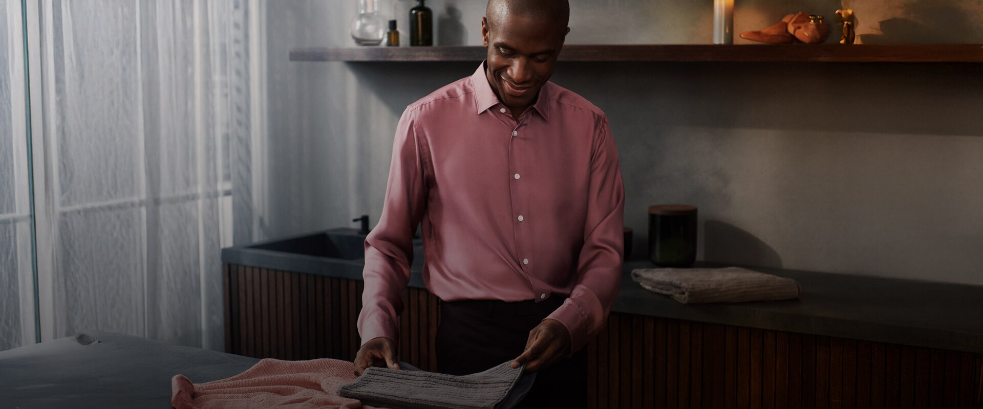 En person som bretter sammen klesvask.